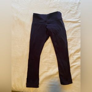Lululemon leggings Crop length size 0 purple mesh back